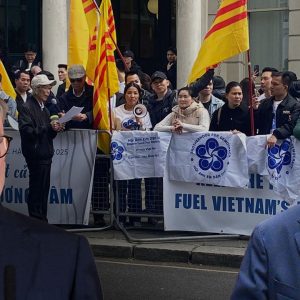 CÔNG AN TRIỆU TẬP GIA ĐÌNH CÓ CON BIỂU TÌNH Ở ANH