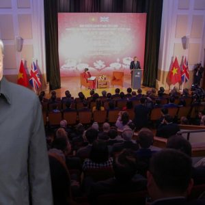 Tại bàn tiệc bò dát vàng hay tại Đại học Oxford, bản chất ngài ấy vẫn không đổi!