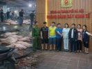 检疫干部团伙收受25亿越盾,为300吨病猪肉流入26所学校保驾护航!